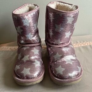 Girl’s Sequin Pink w/ Silver hearts Uggs size 5 (kids)